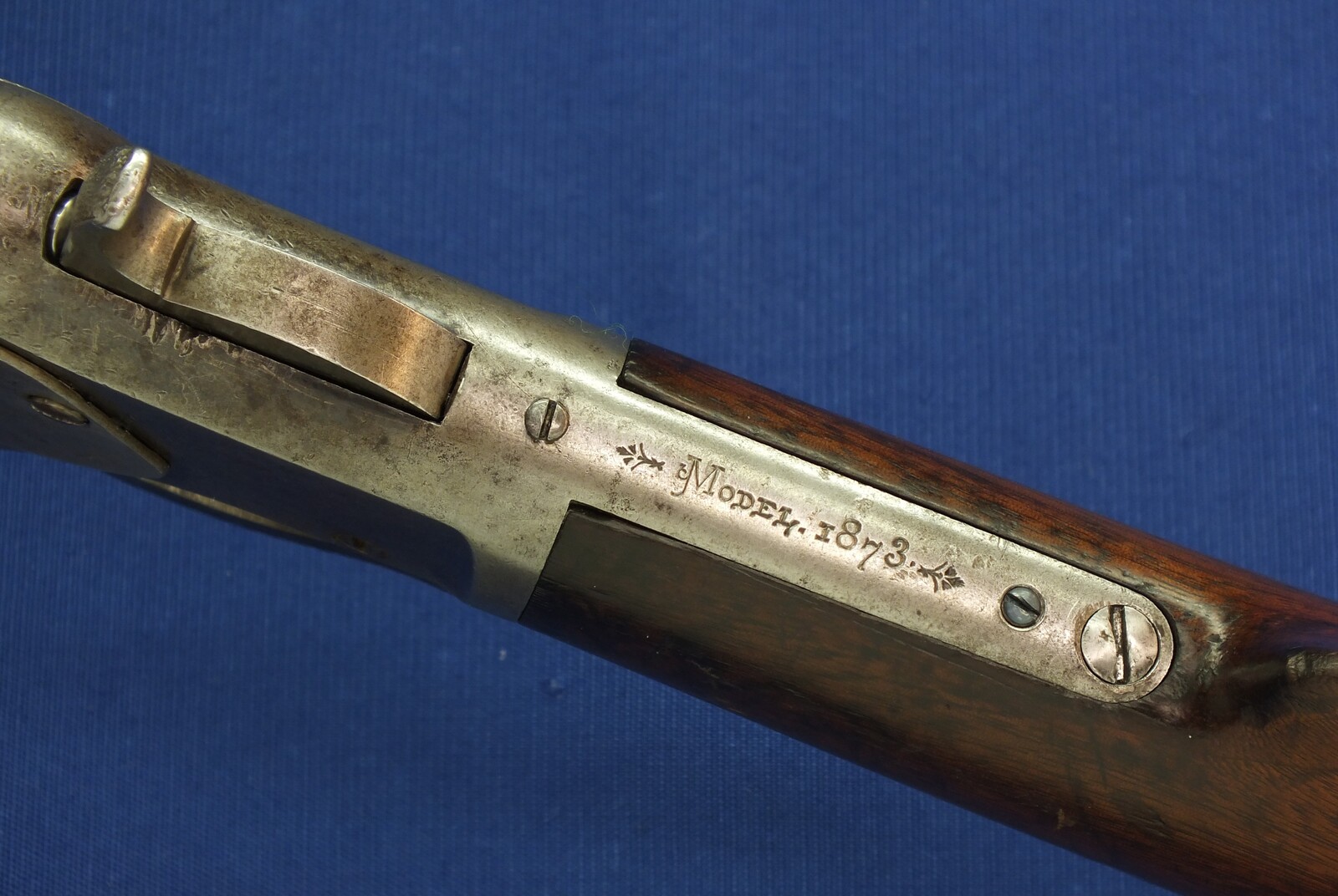 An antique American Winchester Model 1873 special order short Rifle/trapper. Caliber 44-40, 18 inch round barrel and shotgun Butt. Length 95cm. In very good condition. Price 2.850 euro