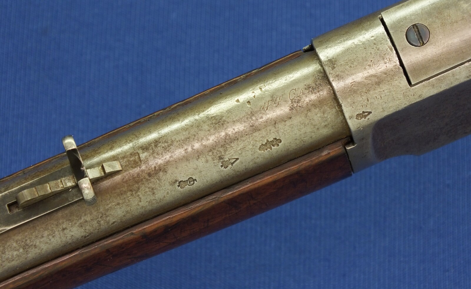 An antique American Winchester Model 1873 special order short Rifle/trapper. Caliber 44-40, 18 inch round barrel and shotgun Butt. Length 95cm. In very good condition. Price 2.850 euro