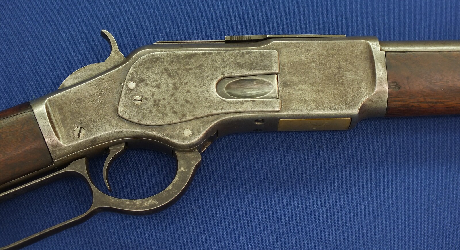 An antique American Winchester Model 1873 special order short Rifle/trapper. Caliber 44-40, 18 inch round barrel and shotgun Butt. Length 95cm. In very good condition. Price 2.850 euro