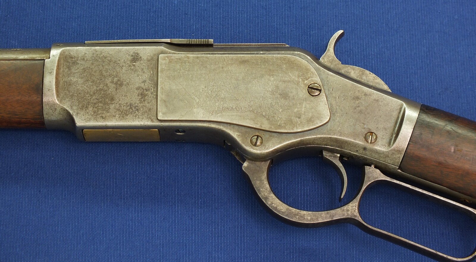 An antique American Winchester Model 1873 special order short Rifle/trapper. Caliber 44-40, 18 inch round barrel and shotgun Butt. Length 95cm. In very good condition. Price 2.850 euro
