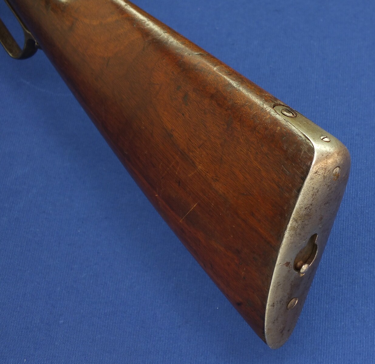An antique American Winchester Model 1873 special order short Rifle/trapper. Caliber 44-40, 18 inch round barrel and shotgun Butt. Length 95cm. In very good condition. Price 2.850 euro
