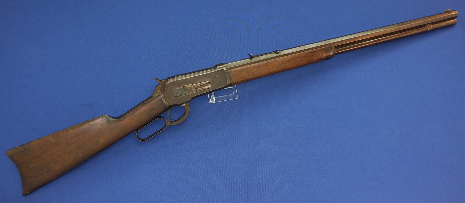 An antique American Winchester Model 1886 lever action Rifle. Caliber 38-56 W.C.F. 26 inch octagon barrel. Lenght 115cm. In good condition. Price 1.750 euro.