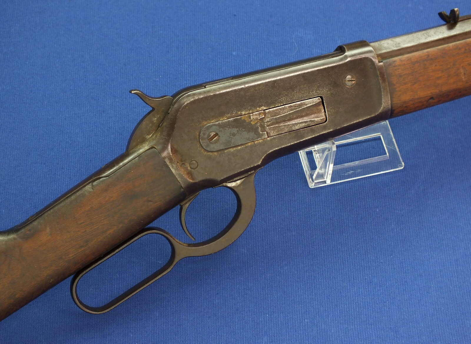An antique American Winchester Model 1886 lever action Rifle. Caliber 38-56 W.C.F. 26 inch octagon barrel. Lenght 115cm. In good condition. Price 1.750 euro.