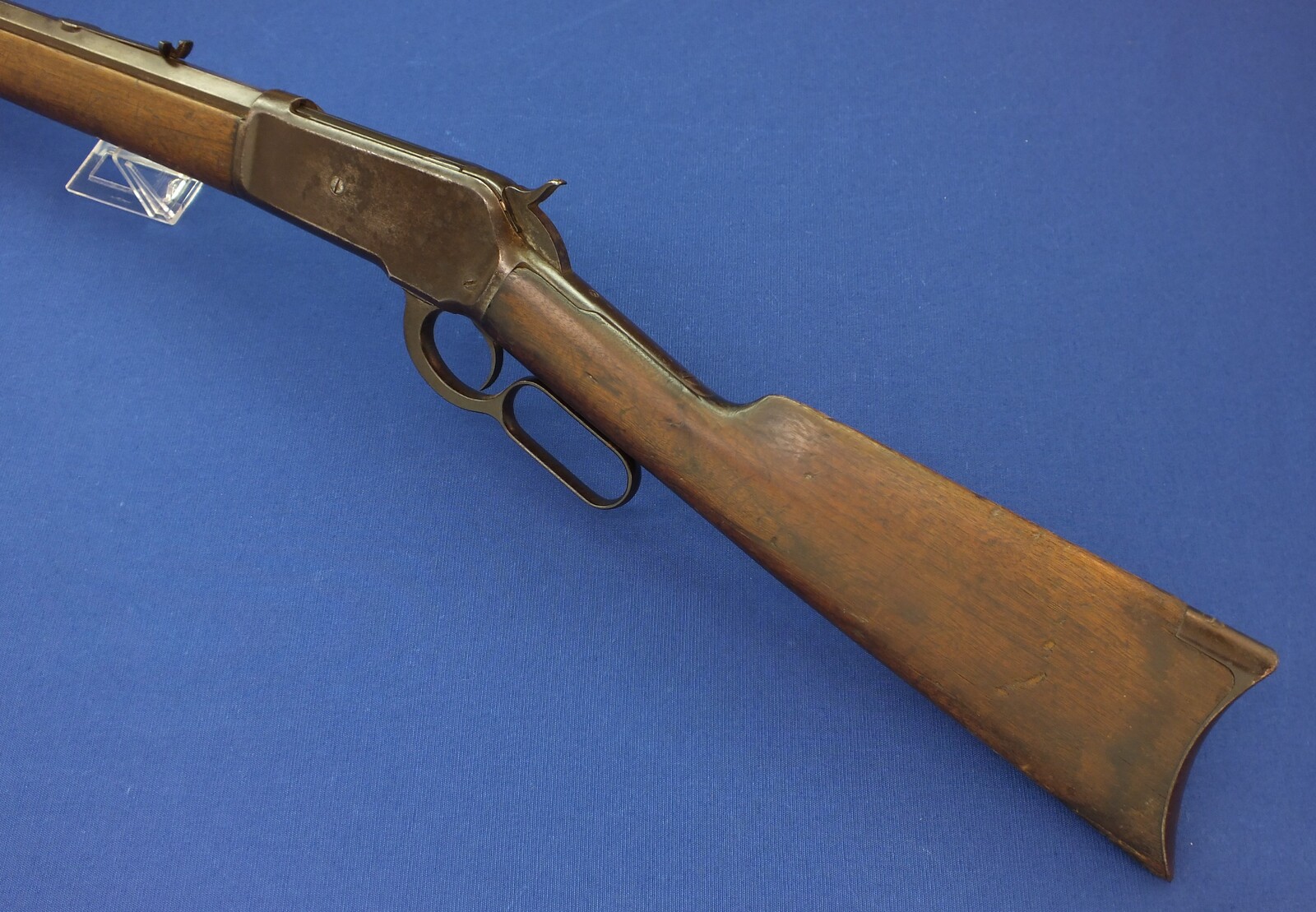 An antique American Winchester Model 1886 lever action Rifle. Caliber 38-56 W.C.F. 26 inch octagon barrel. Lenght 115cm. In good condition. Price 1.750 euro.