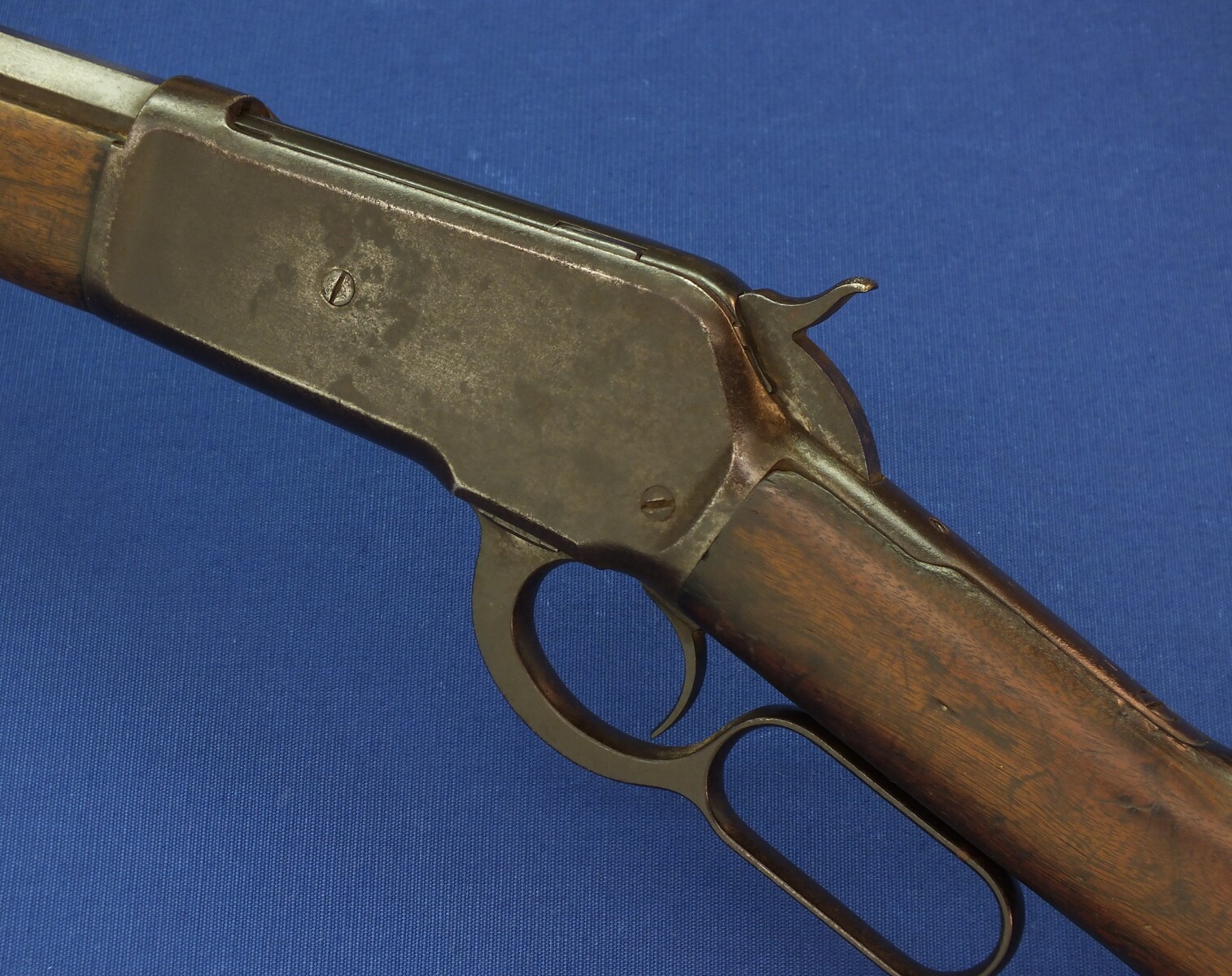 An antique American Winchester Model 1886 lever action Rifle. Caliber 38-56 W.C.F. 26 inch octagon barrel. Lenght 115cm. In good condition. Price 1.750 euro.