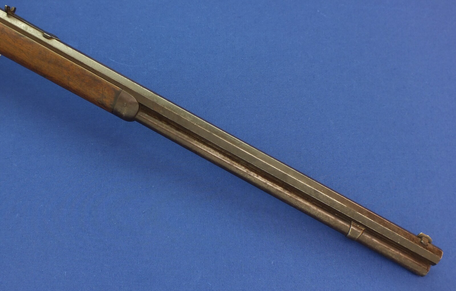 An antique American Winchester Model 1886 lever action Rifle. Caliber 38-56 W.C.F. 26 inch octagon barrel. Lenght 115cm. In good condition. Price 1.750 euro.