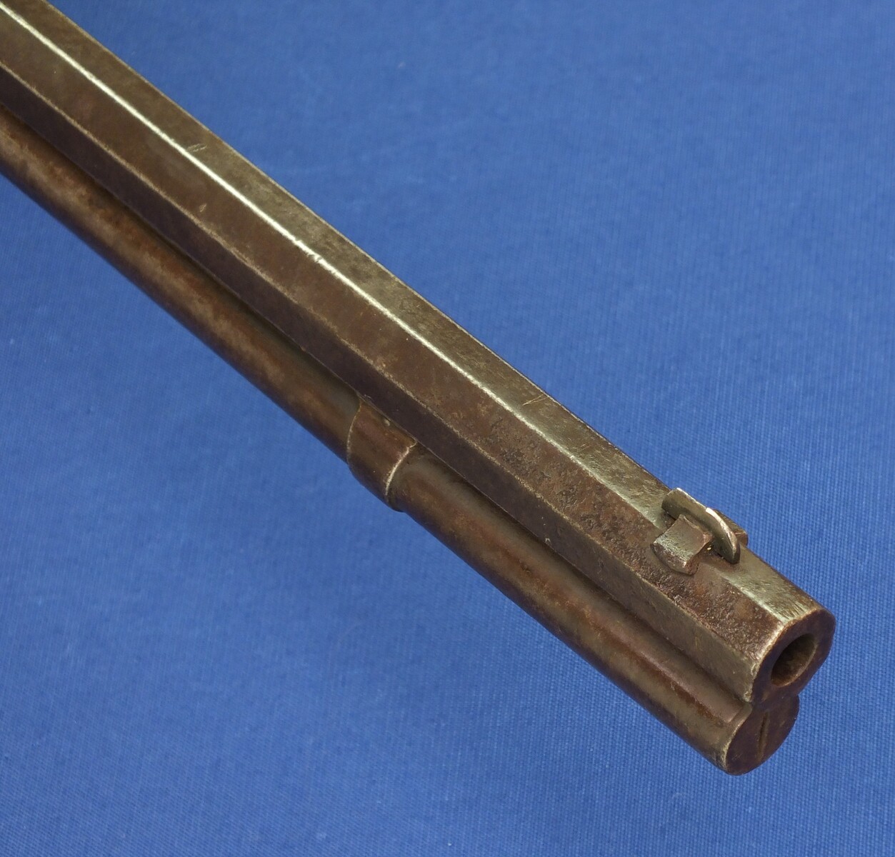An antique American Winchester Model 1886 lever action Rifle. Caliber 38-56 W.C.F. 26 inch octagon barrel. Lenght 115cm. In good condition. Price 1.750 euro.