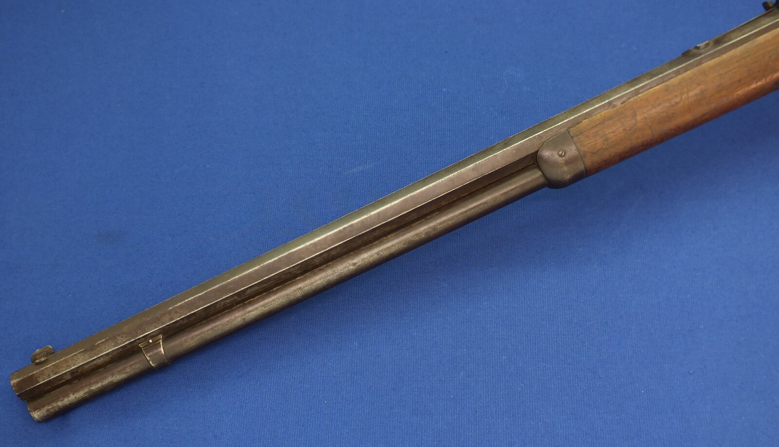 An antique American Winchester Model 1886 lever action Rifle. Caliber 38-56 W.C.F. 26 inch octagon barrel. Lenght 115cm. In good condition. Price 1.750 euro.