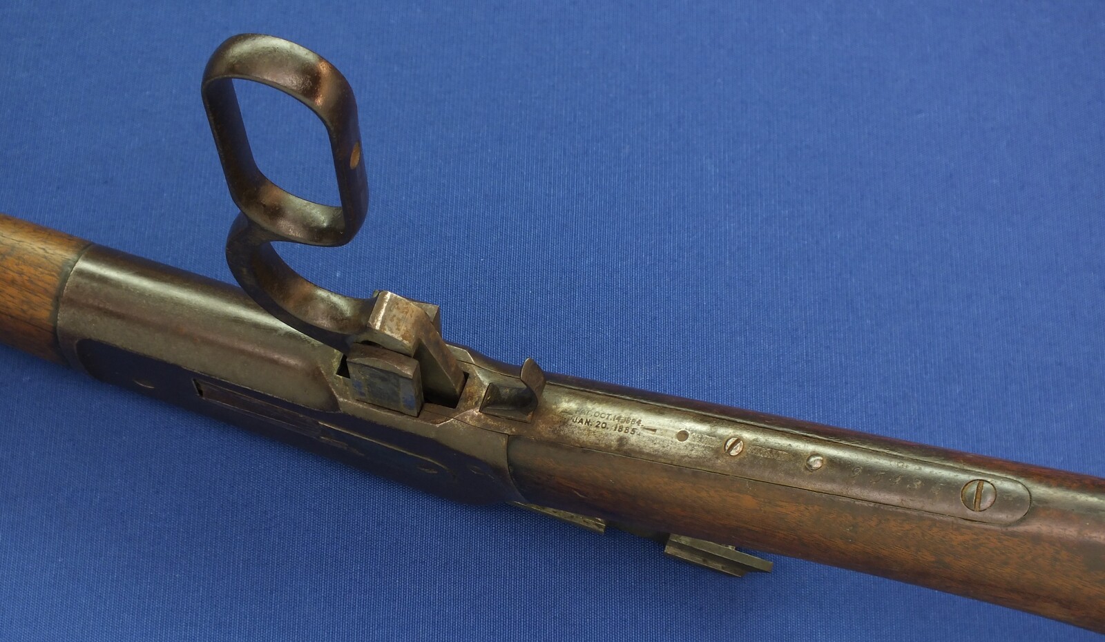 An antique American Winchester Model 1886 lever action Rifle. Caliber 38-56 W.C.F. 26 inch octagon barrel. Lenght 115cm. In good condition. Price 1.750 euro.