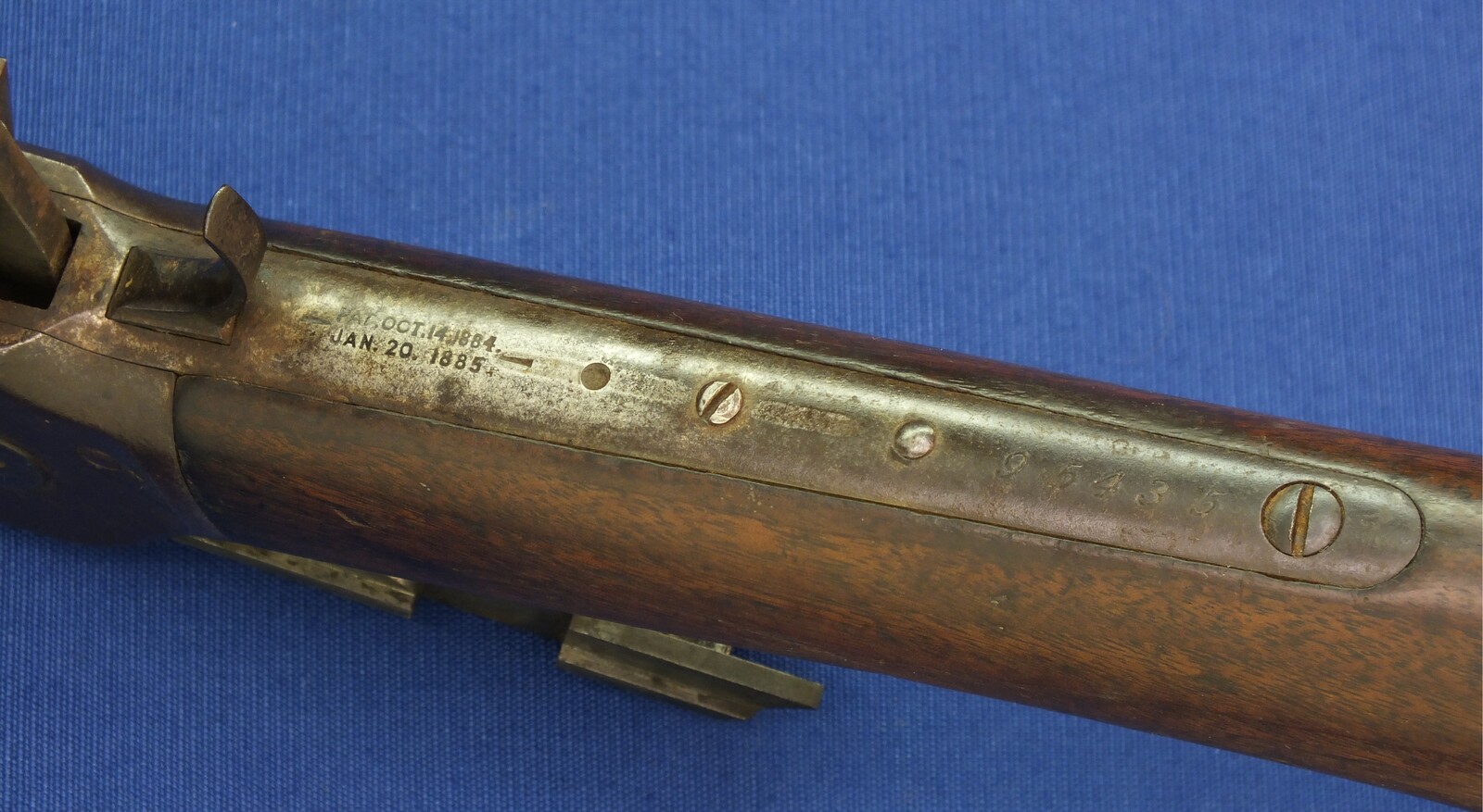 An antique American Winchester Model 1886 lever action Rifle. Caliber 38-56 W.C.F. 26 inch octagon barrel. Lenght 115cm. In good condition. Price 1.750 euro.
