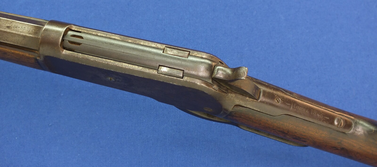 An antique American Winchester Model 1886 lever action Rifle. Caliber 38-56 W.C.F. 26 inch octagon barrel. Lenght 115cm. In good condition. Price 1.750 euro.