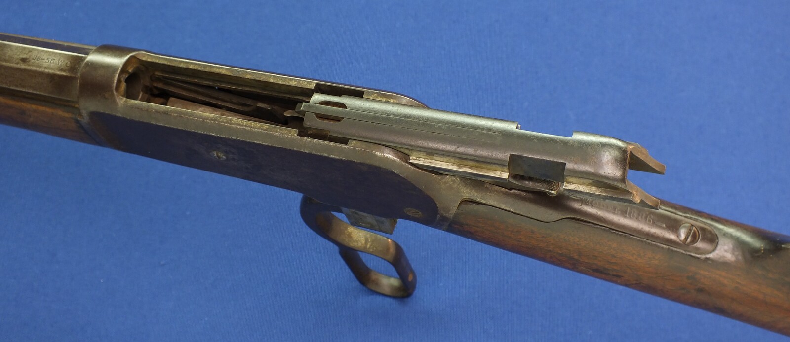 An antique American Winchester Model 1886 lever action Rifle. Caliber 38-56 W.C.F. 26 inch octagon barrel. Lenght 115cm. In good condition. Price 1.750 euro.