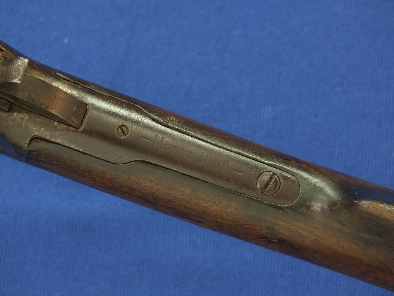 An antique American Winchester Model 1886 lever action Rifle. Caliber 38-56 W.C.F. 26 inch octagon barrel. Lenght 115cm. In good condition. Price 1.750 euro.