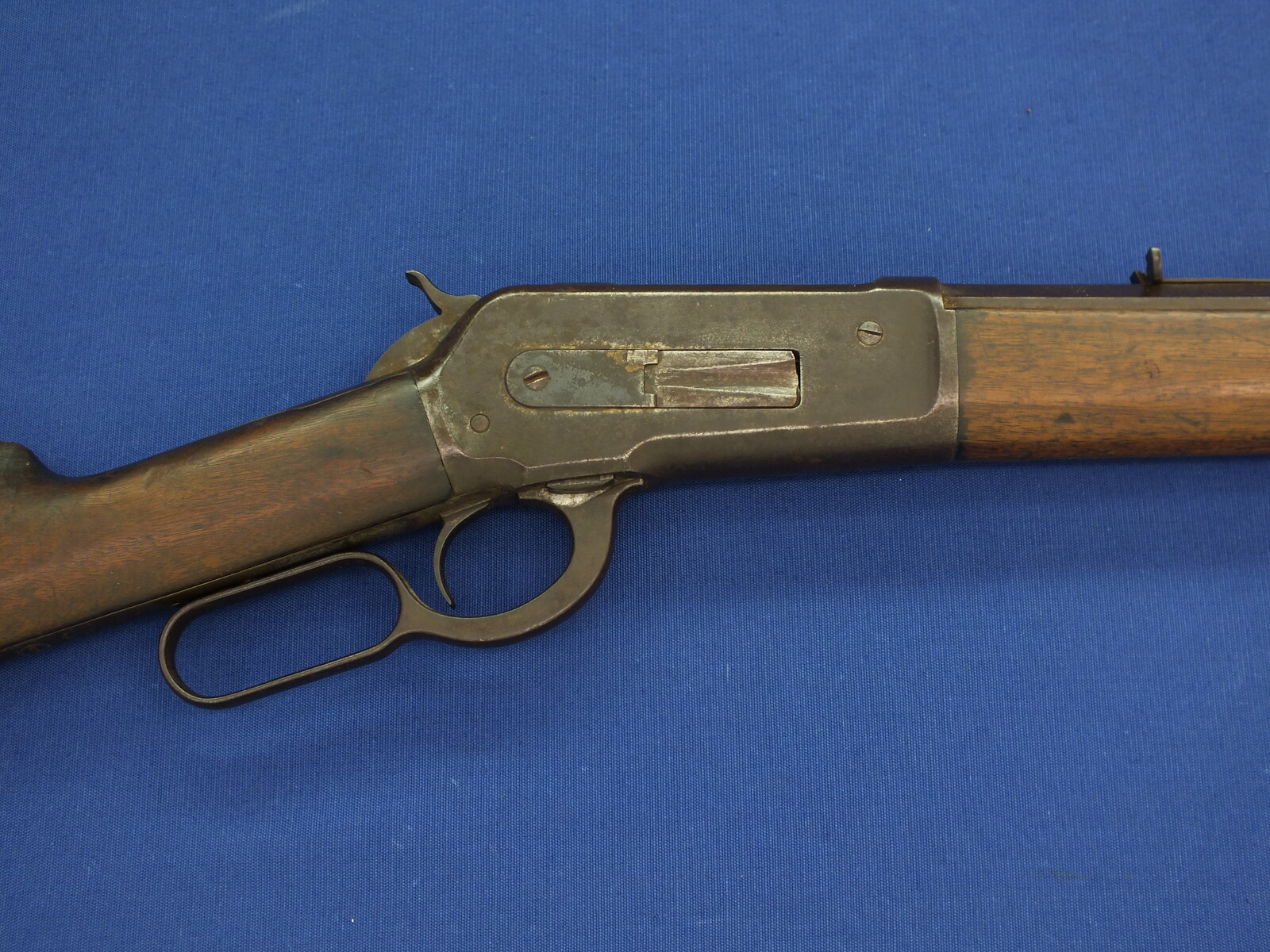 An antique American Winchester Model 1886 lever action Rifle. Caliber 38-56 W.C.F. 26 inch octagon barrel. Lenght 115cm. In good condition. Price 1.750 euro.