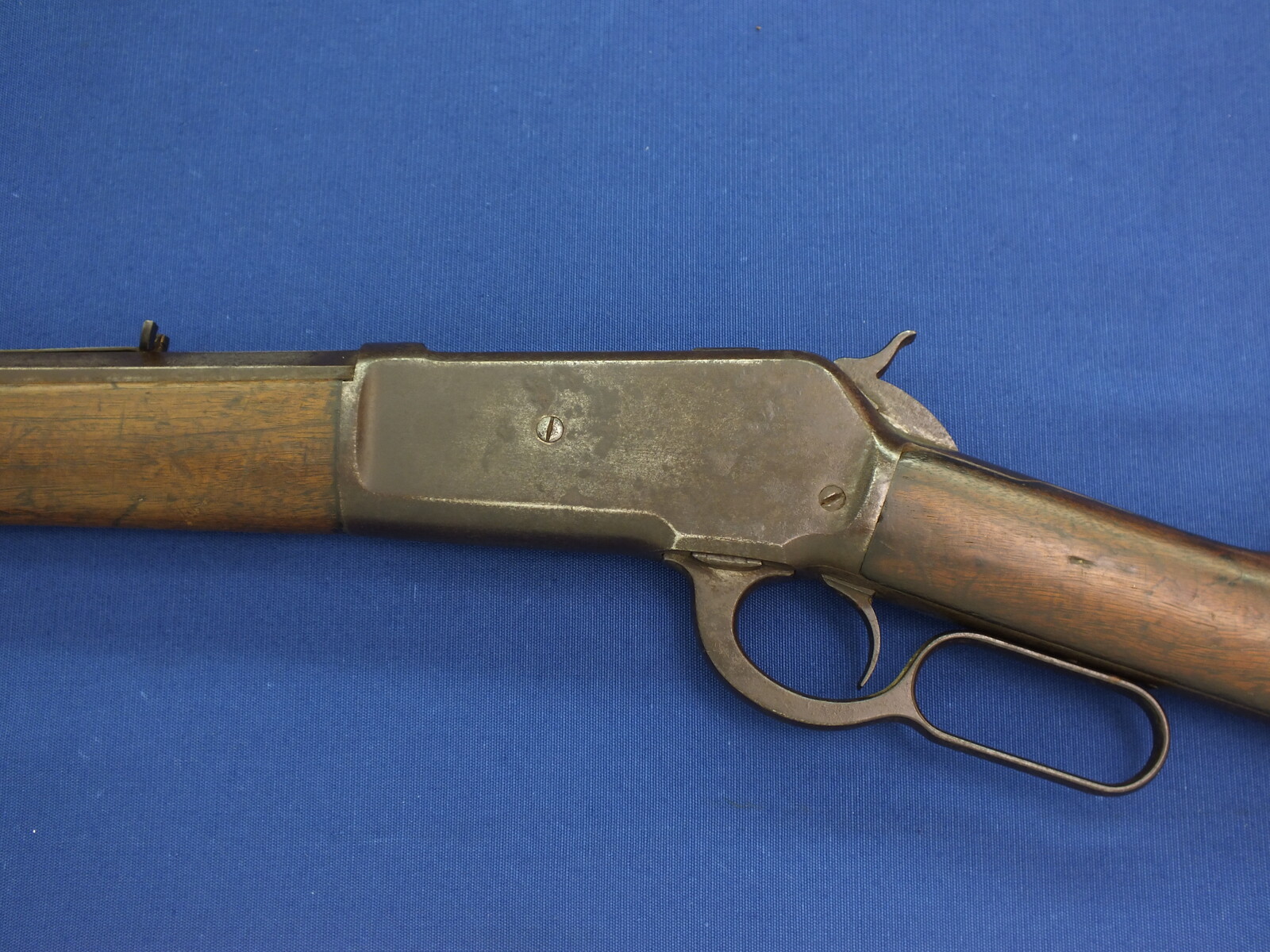 An antique American Winchester Model 1886 lever action Rifle. Caliber 38-56 W.C.F. 26 inch octagon barrel. Lenght 115cm. In good condition. Price 1.750 euro.