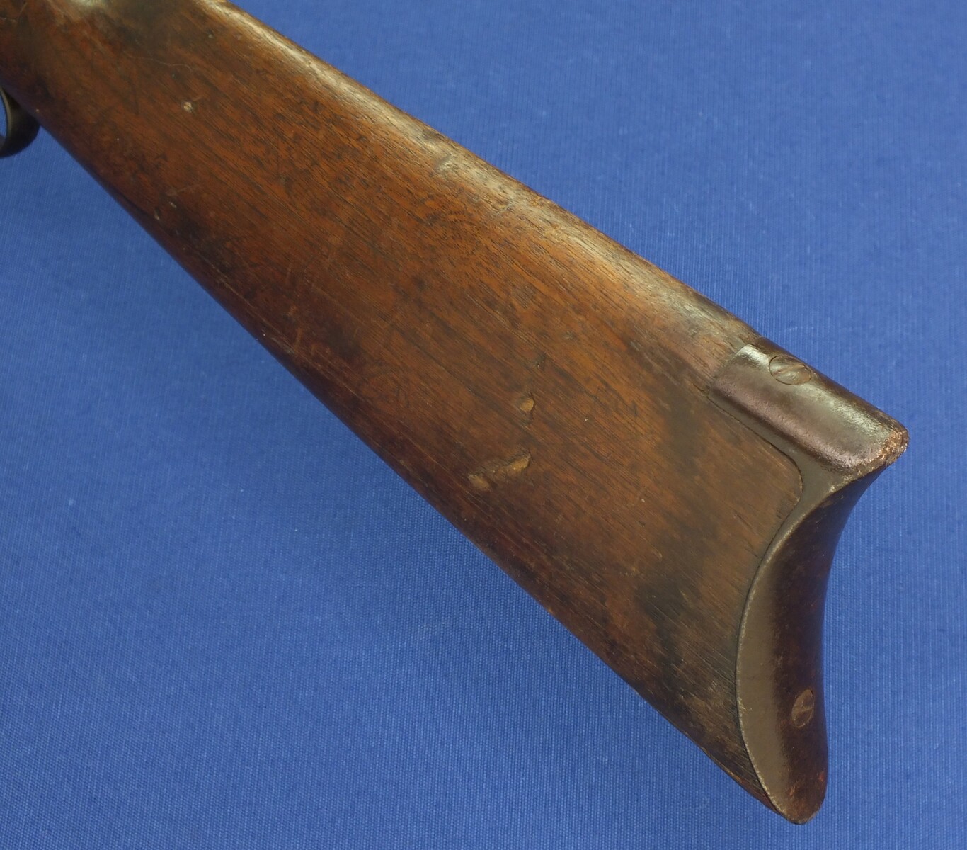 An antique American Winchester Model 1886 lever action Rifle. Caliber 38-56 W.C.F. 26 inch octagon barrel. Lenght 115cm. In good condition. Price 1.750 euro.