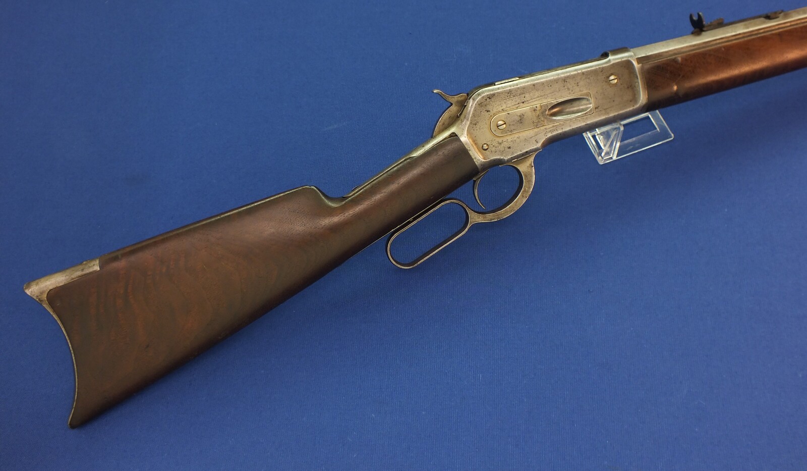An antique American Winchester Model 1886 lever action Rifle. Caliber 38-56 W.C.F. 26 inch octagon barrel. Lenght 115cm. In very good condition. Price 2.750 euro.