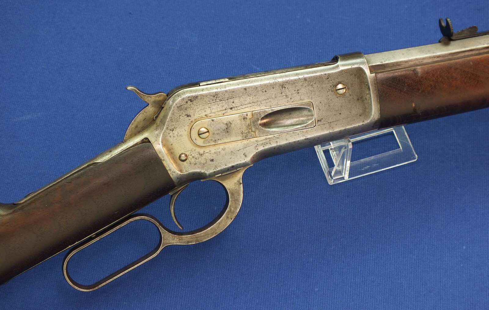 An antique American Winchester Model 1886 lever action Rifle. Caliber 38-56 W.C.F. 26 inch octagon barrel. Lenght 115cm. In very good condition. Price 2.750 euro.