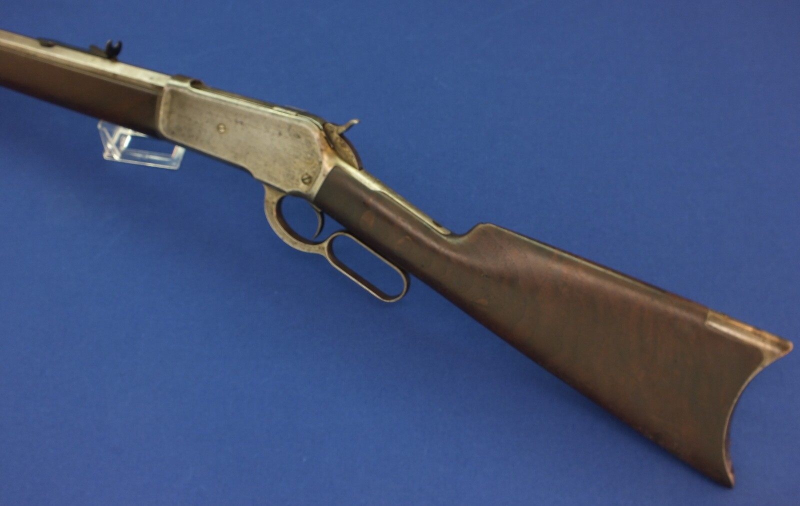 An antique American Winchester Model 1886 lever action Rifle. Caliber 38-56 W.C.F. 26 inch octagon barrel. Lenght 115cm. In very good condition. Price 2.750 euro.