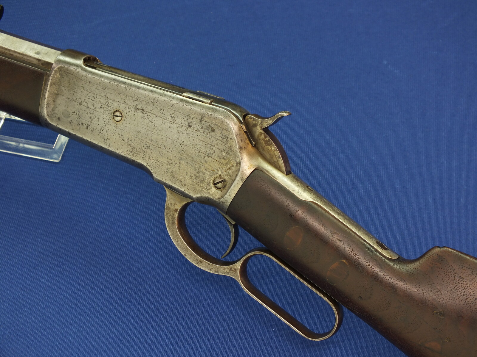 An antique American Winchester Model 1886 lever action Rifle. Caliber 38-56 W.C.F. 26 inch octagon barrel. Lenght 115cm. In very good condition. Price 2.750 euro.