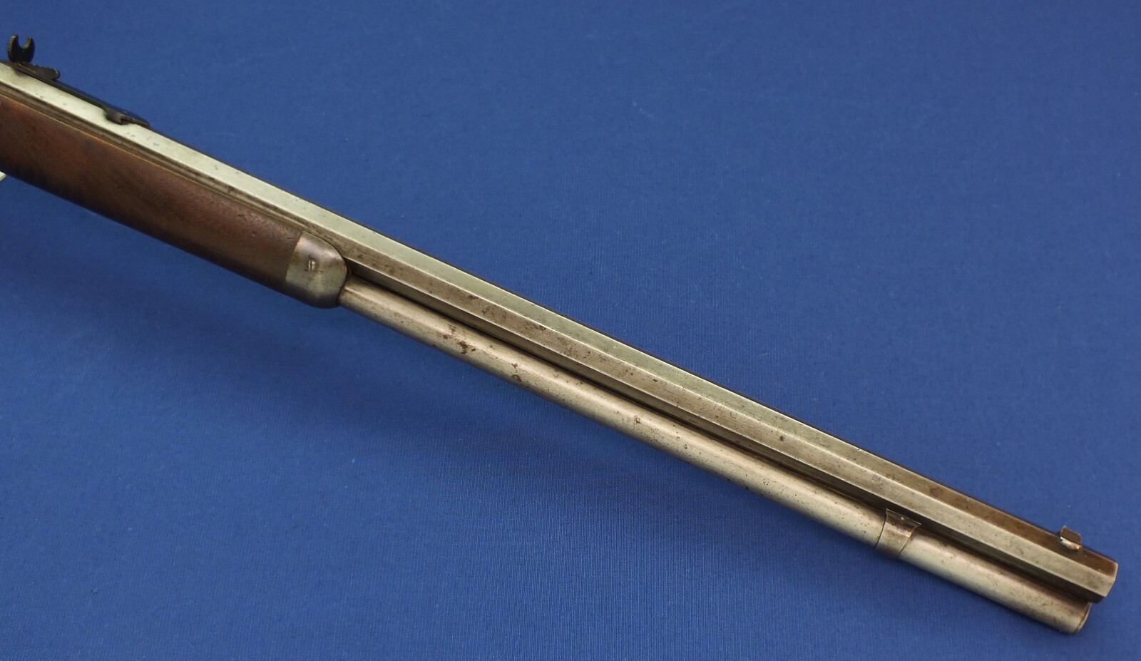 An antique American Winchester Model 1886 lever action Rifle. Caliber 38-56 W.C.F. 26 inch octagon barrel. Lenght 115cm. In very good condition. Price 2.750 euro.