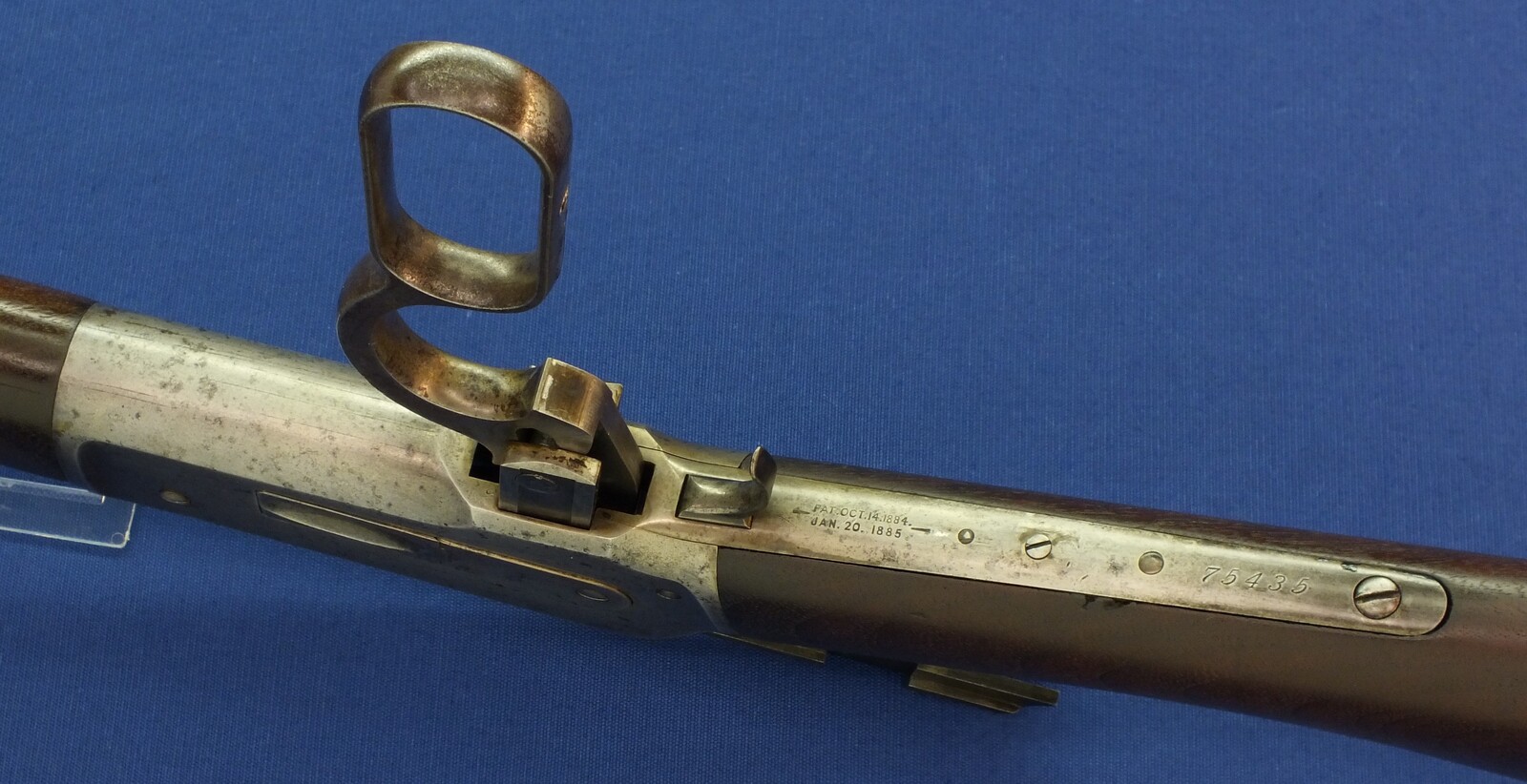 An antique American Winchester Model 1886 lever action Rifle. Caliber 38-56 W.C.F. 26 inch octagon barrel. Lenght 115cm. In very good condition. Price 2.750 euro.
