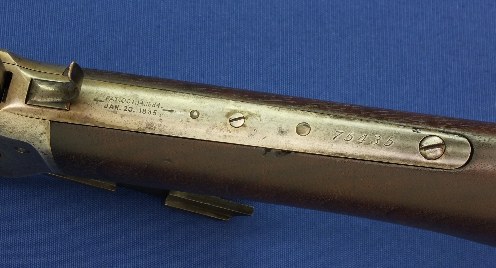 An antique American Winchester Model 1886 lever action Rifle. Caliber 38-56 W.C.F. 26 inch octagon barrel. Lenght 115cm. In very good condition. Price 2.750 euro.