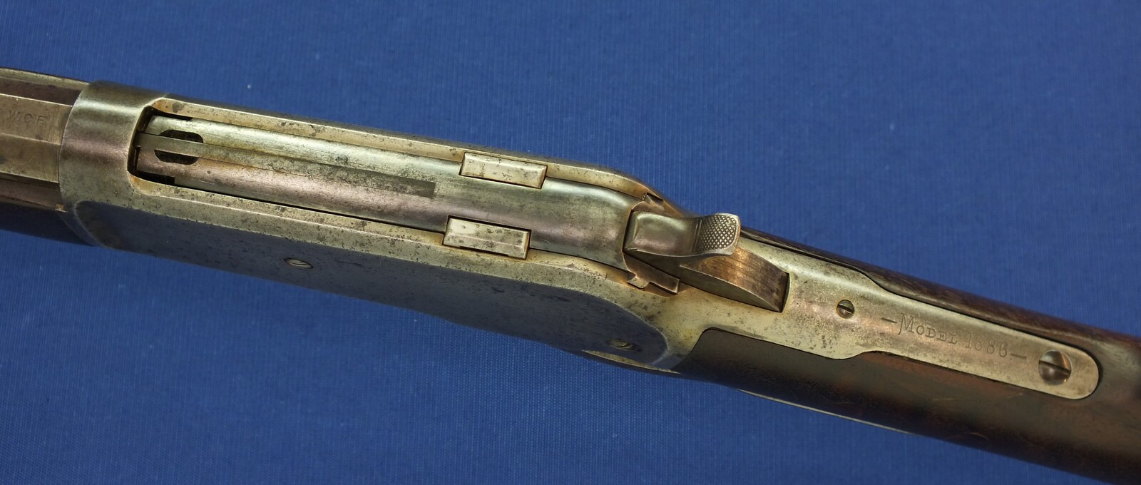 An antique American Winchester Model 1886 lever action Rifle. Caliber 38-56 W.C.F. 26 inch octagon barrel. Lenght 115cm. In very good condition. Price 2.750 euro.