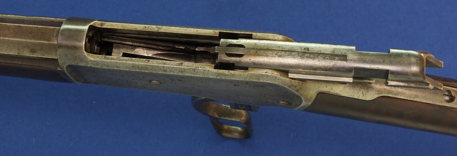 An antique American Winchester Model 1886 lever action Rifle. Caliber 38-56 W.C.F. 26 inch octagon barrel. Lenght 115cm. In very good condition. Price 2.750 euro.