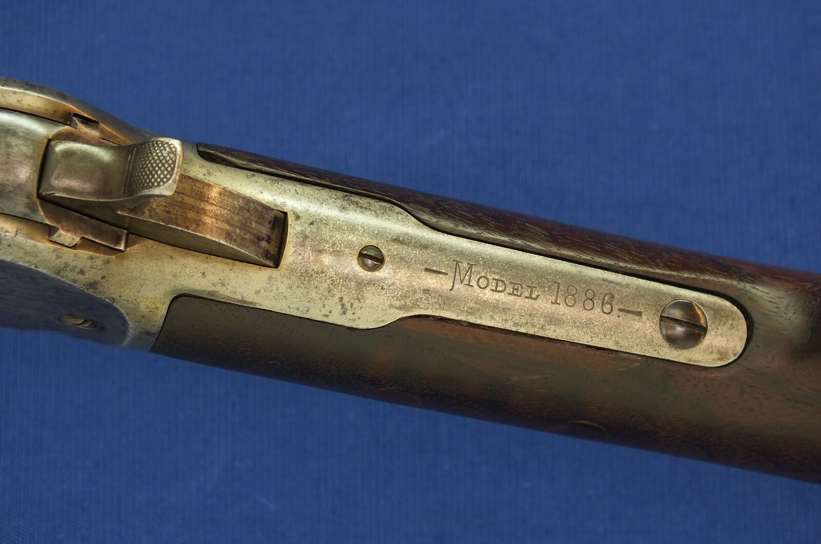 An antique American Winchester Model 1886 lever action Rifle. Caliber 38-56 W.C.F. 26 inch octagon barrel. Lenght 115cm. In very good condition. Price 2.750 euro.