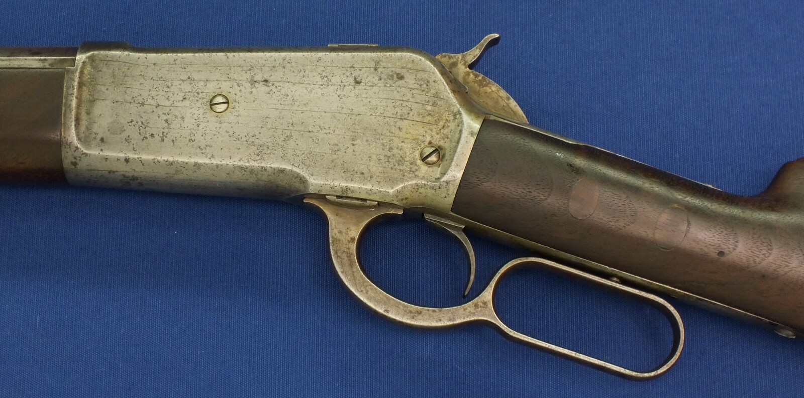 An antique American Winchester Model 1886 lever action Rifle. Caliber 38-56 W.C.F. 26 inch octagon barrel. Lenght 115cm. In very good condition. Price 2.750 euro.