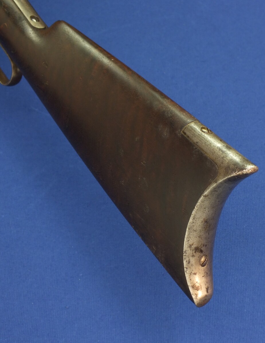 An antique American Winchester Model 1886 lever action Rifle. Caliber 38-56 W.C.F. 26 inch octagon barrel. Lenght 115cm. In very good condition. Price 2.750 euro.