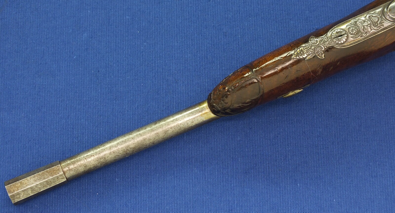 An antique Austrian 6mm Target/Saloon percussion Pistol by J.B. STRIXNER in WIEN. 10 inch barrel. Fine engraved and chiselled steel Mounts. Set-trigger. Length 41,5cm. In very good condition.