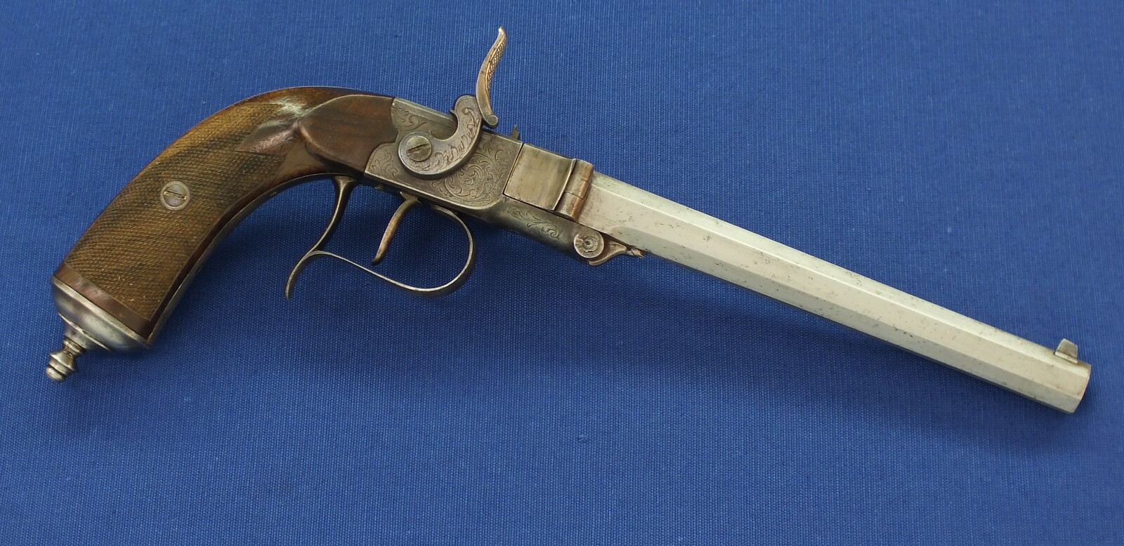 An antique Belgian 5mm Breechloading Percussion Target/Saloon pistol with internal hammer by J.J. Herman Liege. 6,5 inch octagon barrel. Length 32cm. In very good condition. Price 795 euro.