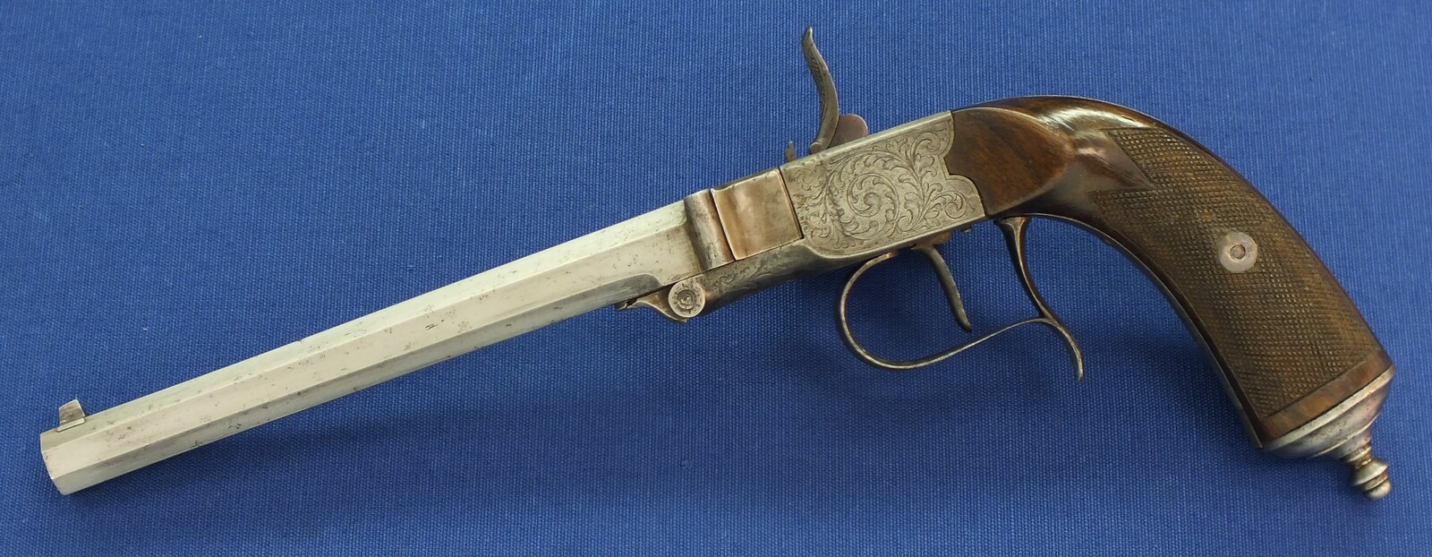 An antique Belgian 5mm Breechloading Percussion Target/Saloon pistol with internal hammer by J.J. Herman Liege. 6,5 inch octagon barrel. Length 32cm. In very good condition. Price 795 euro.
