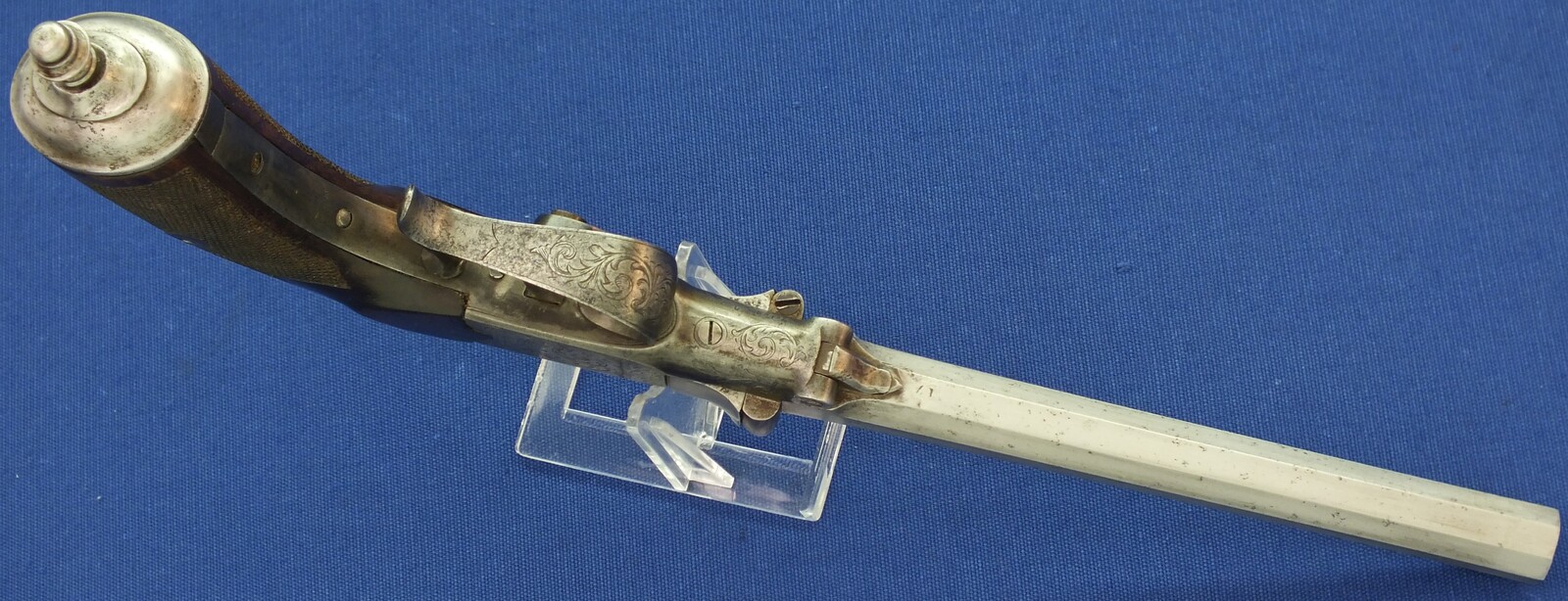 An antique Belgian 5mm Breechloading Percussion Target/Saloon pistol with internal hammer by J.J. Herman Liege. 6,5 inch octagon barrel. Length 32cm. In very good condition. Price 795 euro.