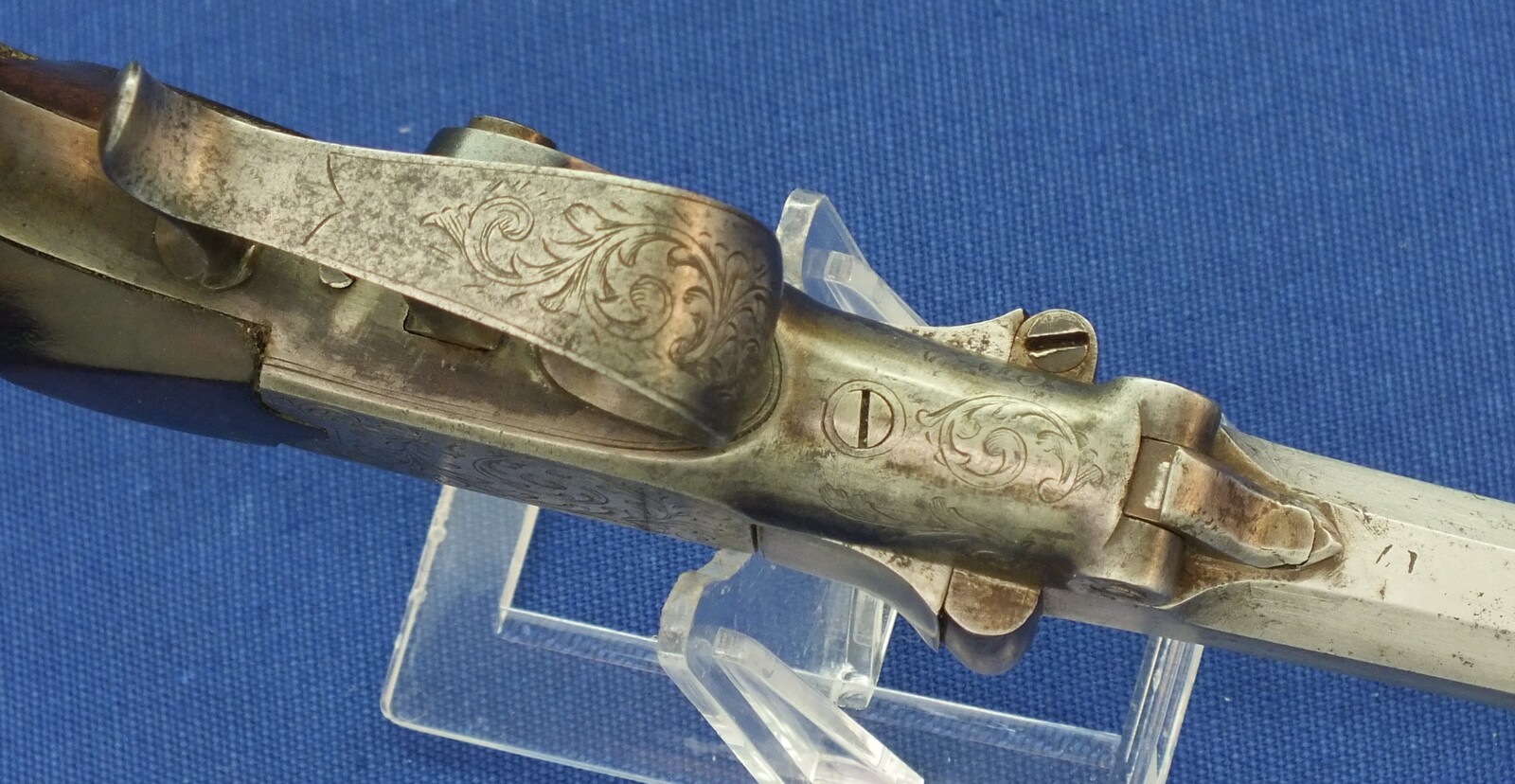 An antique Belgian 5mm Breechloading Percussion Target/Saloon pistol with internal hammer by J.J. Herman Liege. 6,5 inch octagon barrel. Length 32cm. In very good condition. Price 795 euro.