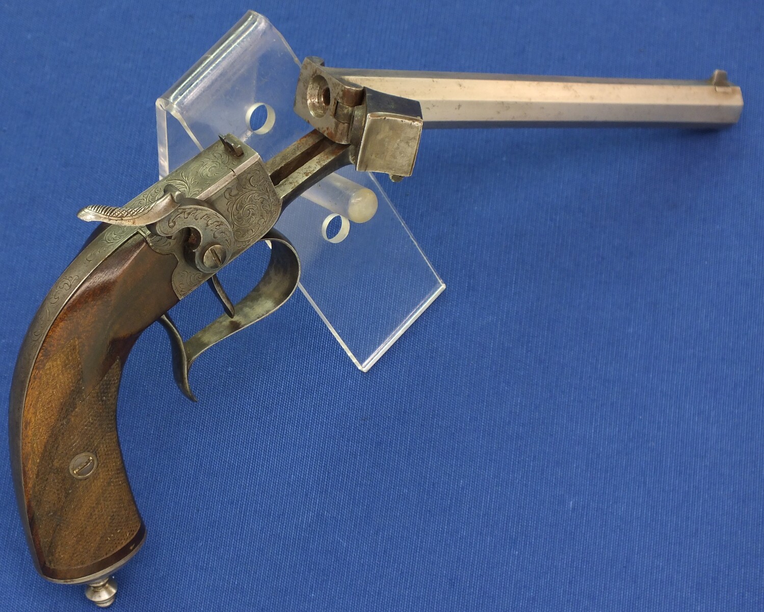 An antique Belgian 5mm Breechloading Percussion Target/Saloon pistol with internal hammer by J.J. Herman Liege. 6,5 inch octagon barrel. Length 32cm. In very good condition. Price 795 euro.