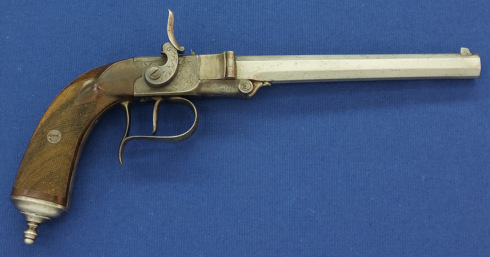 An antique Belgian 5mm Breechloading Percussion Target/Saloon pistol with internal hammer by J.J. Herman Liege. 6,5 inch octagon barrel. Length 32cm. In very good condition. Price 795 euro.