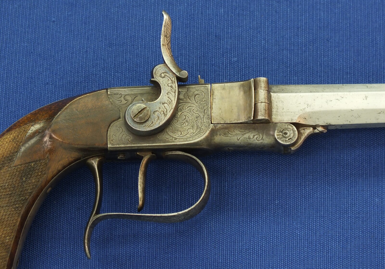 An antique Belgian 5mm Breechloading Percussion Target/Saloon pistol with internal hammer by J.J. Herman Liege. 6,5 inch octagon barrel. Length 32cm. In very good condition. Price 795 euro.
