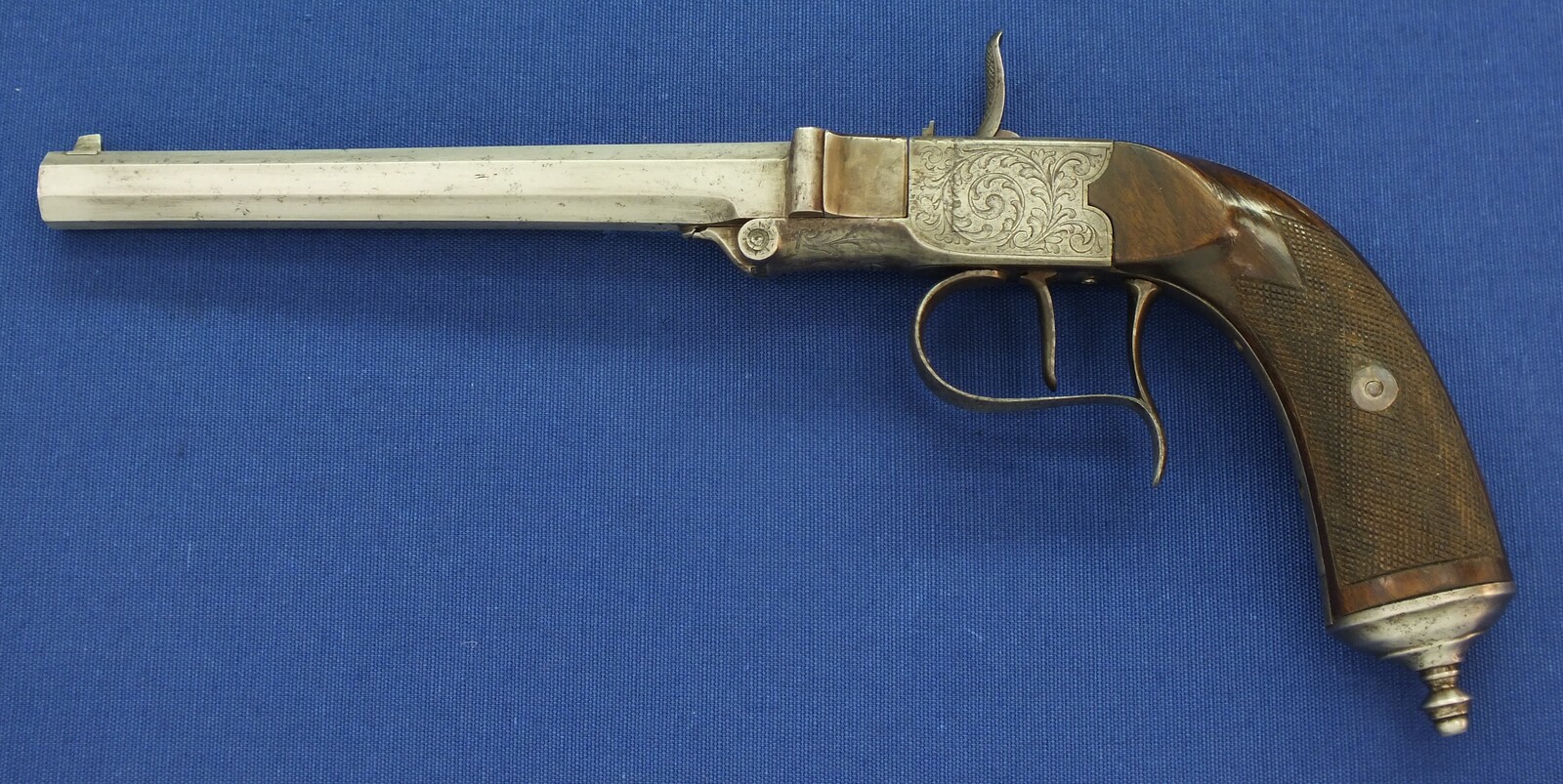 An antique Belgian 5mm Breechloading Percussion Target/Saloon pistol with internal hammer by J.J. Herman Liege. 6,5 inch octagon barrel. Length 32cm. In very good condition. Price 795 euro.