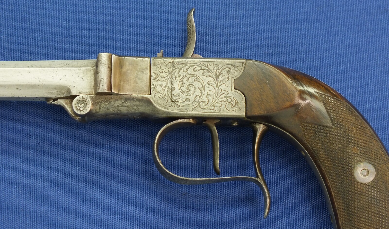 An antique Belgian 5mm Breechloading Percussion Target/Saloon pistol with internal hammer by J.J. Herman Liege. 6,5 inch octagon barrel. Length 32cm. In very good condition. Price 795 euro.