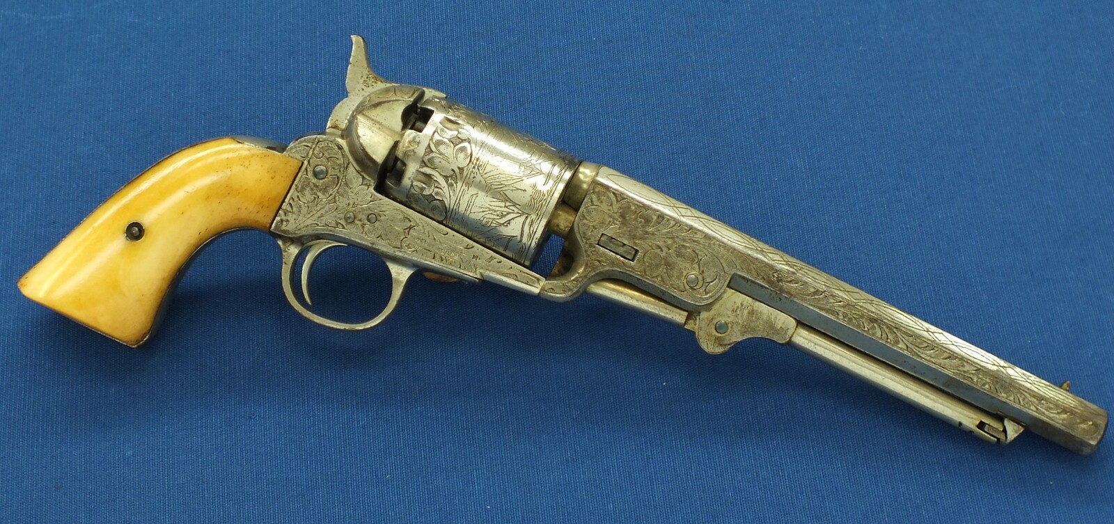 An antique Belgian Brevete engraved and Nickel Plated Colt Model 1851 Navy 6 shot Percussion Revolver by Jean-Baptiste Rongé & Fils. Caliber 35, 7 inch barrel. Length 34,5cm. In very good condition. Price 1.750 euro.