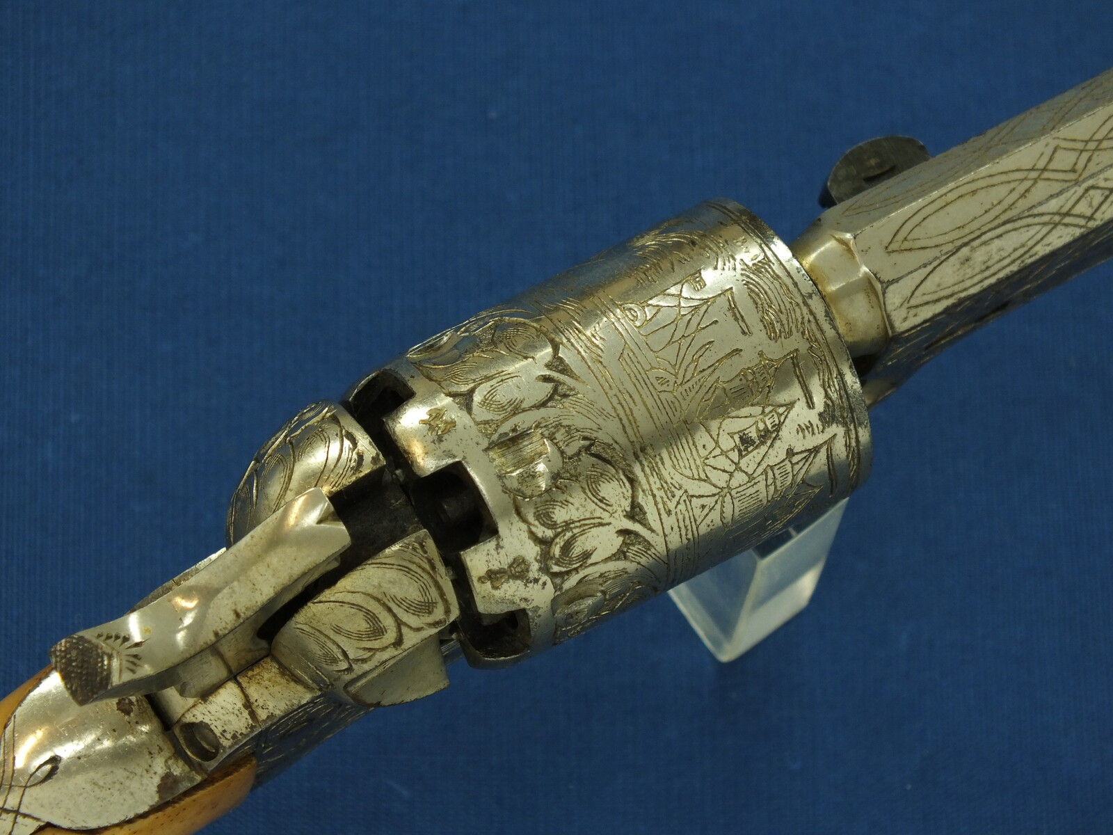 An antique Belgian Brevete engraved and Nickel Plated Colt Model 1851 Navy 6 shot Percussion Revolver by Jean-Baptiste Rongé & Fils. Caliber 35, 7 inch barrel. Length 34,5cm. In very good condition. Price 1.750 euro.
