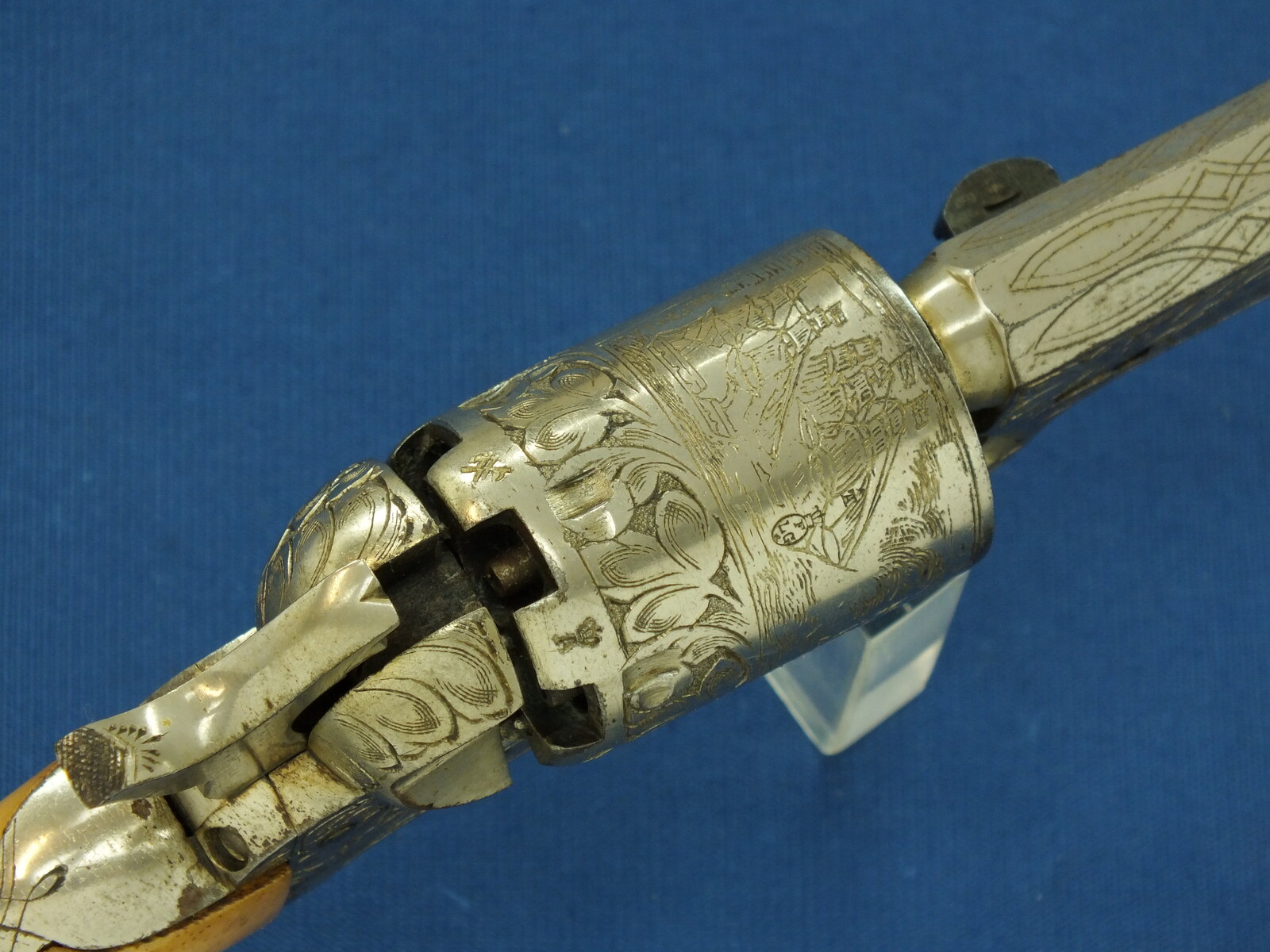 An antique Belgian Brevete engraved and Nickel Plated Colt Model 1851 Navy 6 shot Percussion Revolver by Jean-Baptiste Rongé & Fils. Caliber 35, 7 inch barrel. Length 34,5cm. In very good condition. Price 1.750 euro.