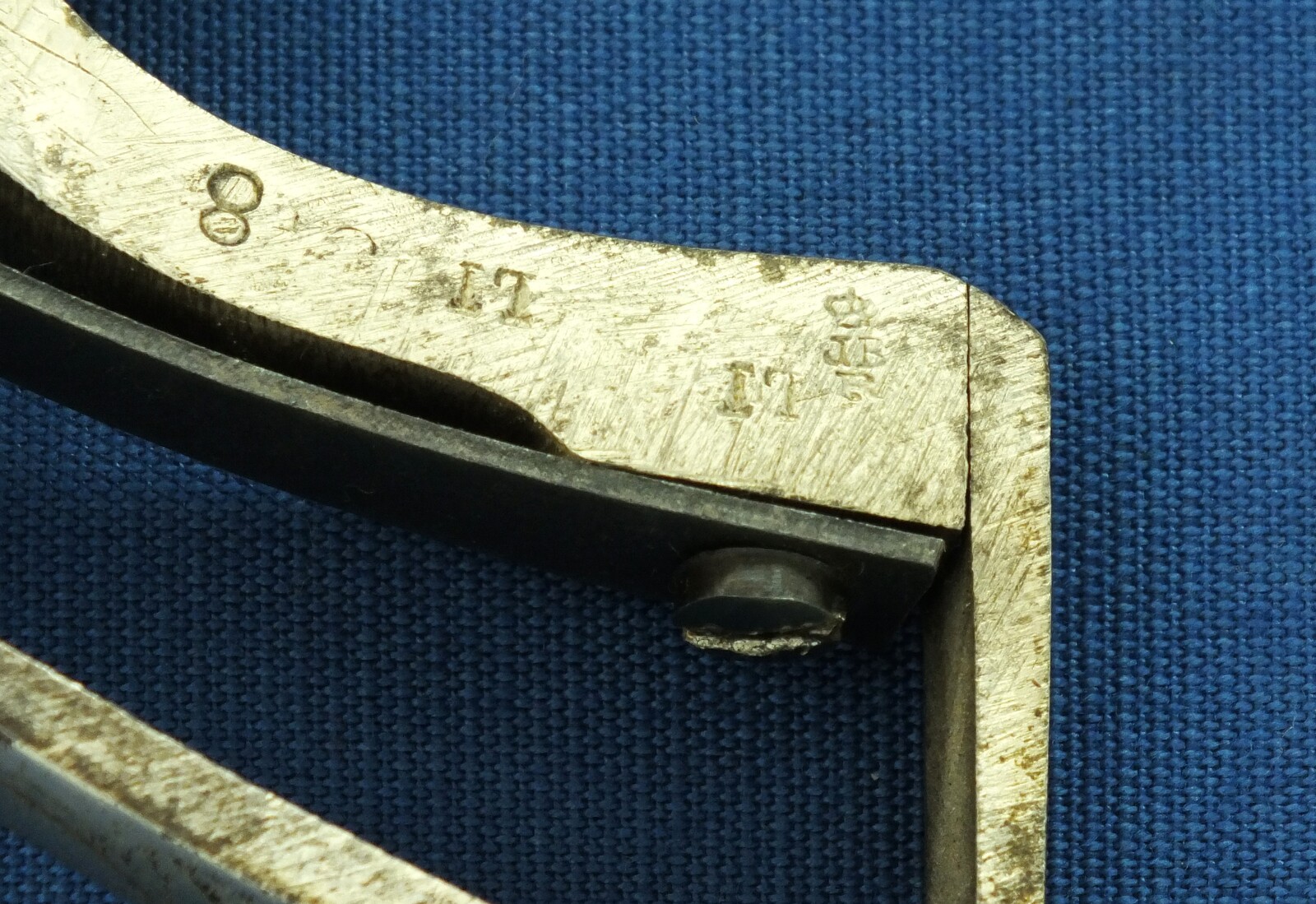 An antique Belgian Brevete engraved and Nickel Plated Colt Model 1851 Navy 6 shot Percussion Revolver by Jean-Baptiste Rongé & Fils. Caliber 35, 7 inch barrel. Length 34,5cm. In very good condition. Price 1.750 euro.