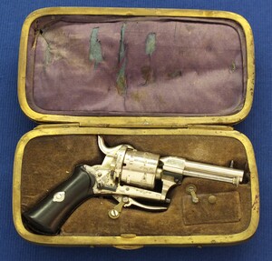 An antique Belgian Cigar Case Nickel Plated and engraved 6 shot 5mm Pinfire Revolver. Length 13,5cm. In very good condition. Price 1.350 euro.