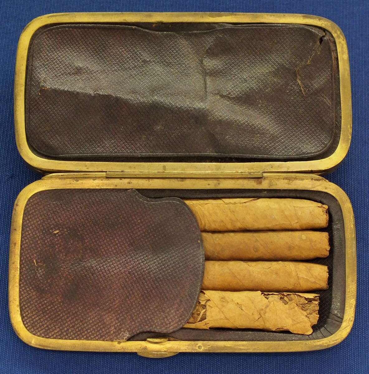 An antique Belgian Cigar Case Nickel Plated and engraved 6 shot 5mm Pinfire Revolver. Length 13,5cm. In very good condition. Price 1.350 euro.