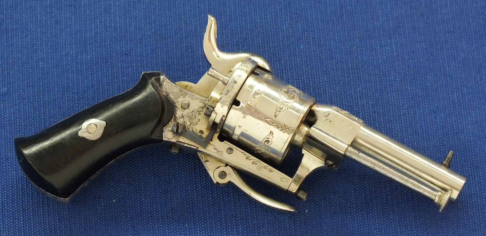 An antique Belgian Cigar Case Nickel Plated and engraved 6 shot 5mm Pinfire Revolver. Length 13,5cm. In very good condition. Price 1.350 euro.