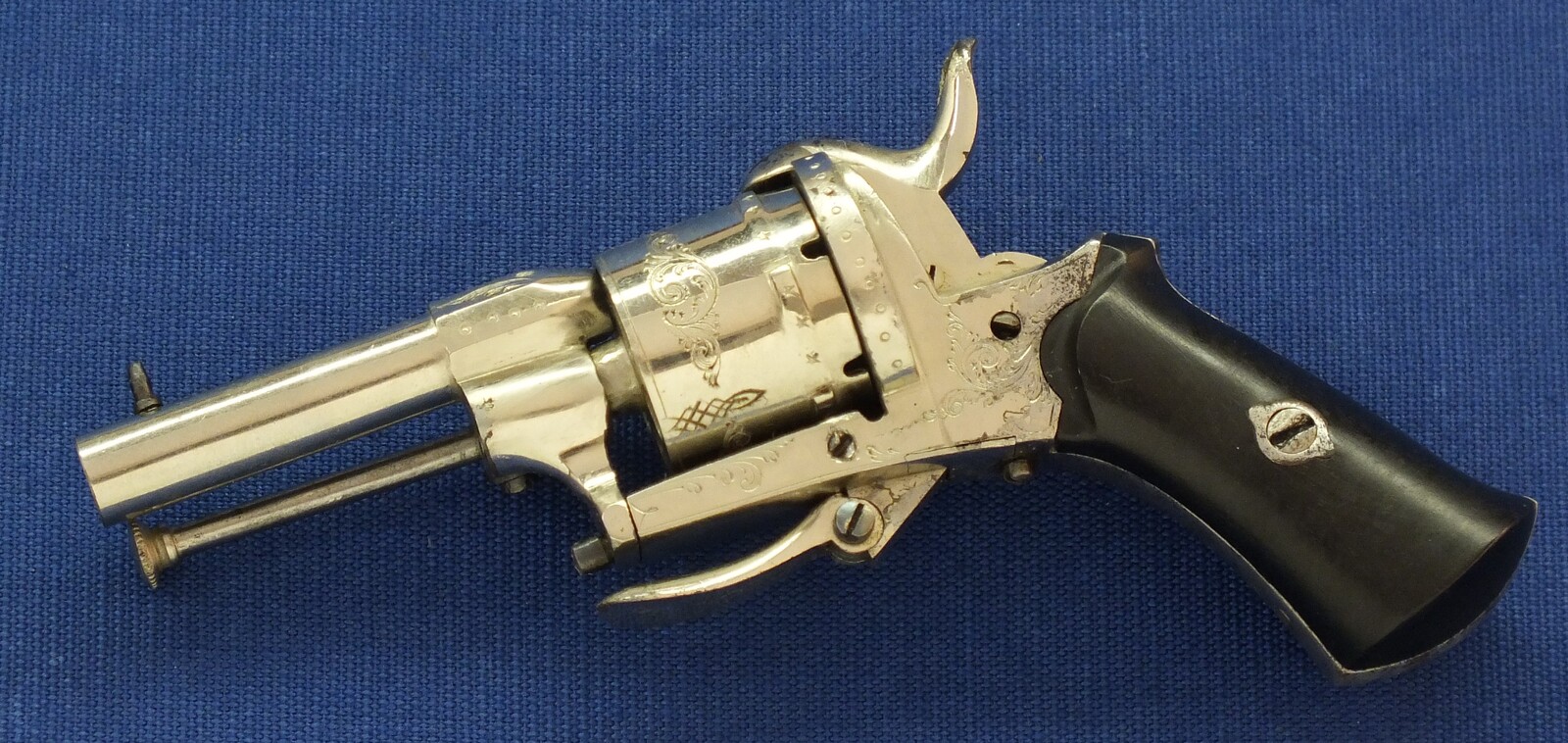 An antique Belgian Cigar Case Nickel Plated and engraved 6 shot 5mm Pinfire Revolver. Length 13,5cm. In very good condition. Price 1.350 euro.